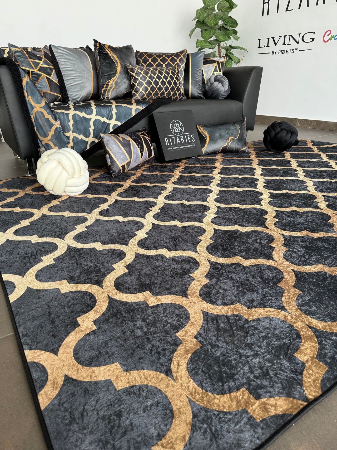 Grey Quatrefoil Centerpiece (Rug)