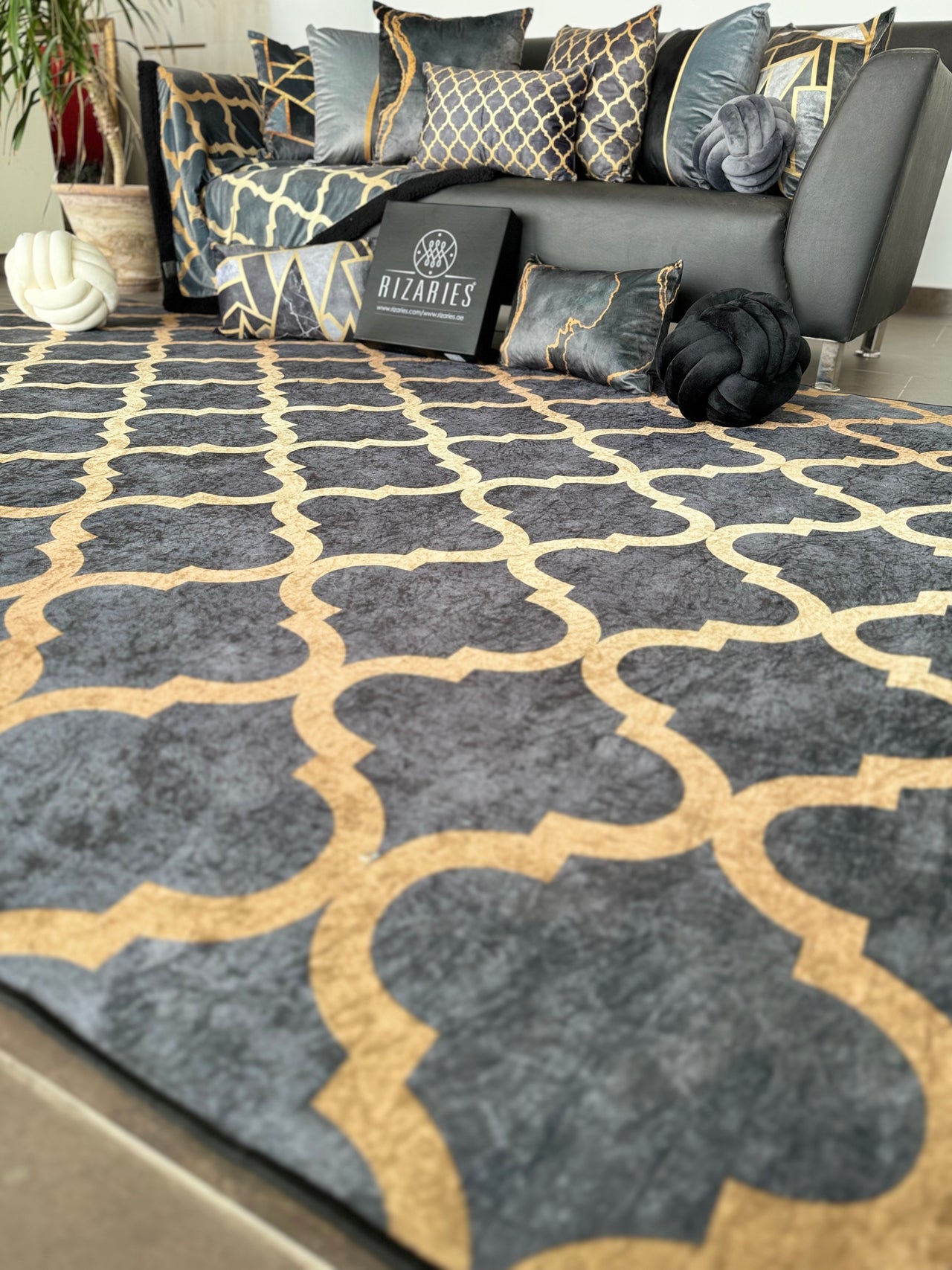 Grey Quatrefoil Centerpiece (Rug)