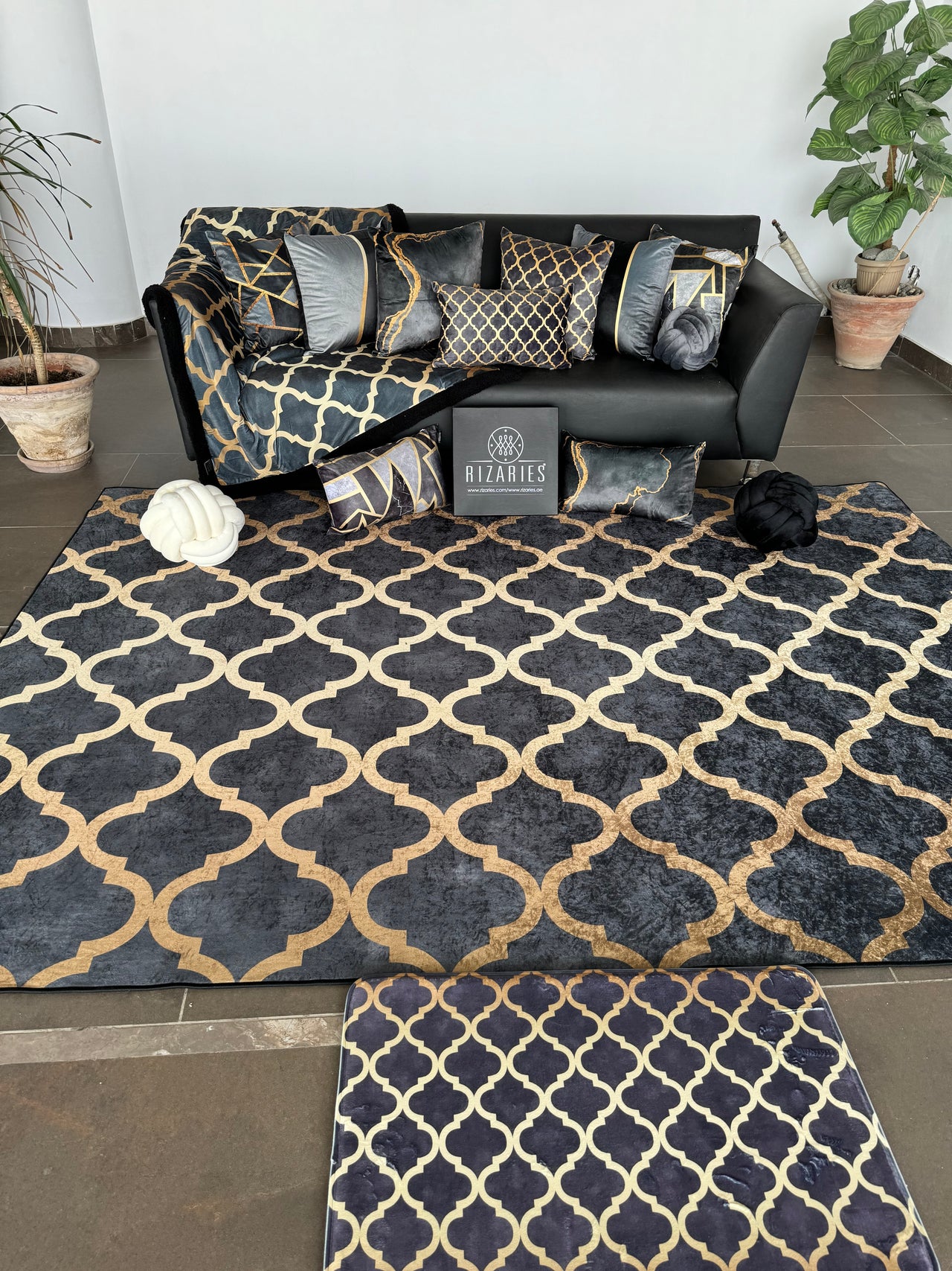 Grey Quatrefoil Centerpiece (Rug)